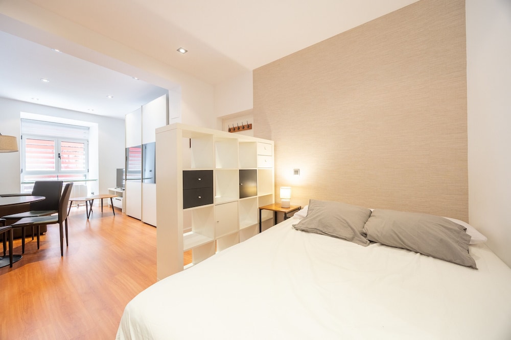 Prado in Madrid With 1 Bedrooms and 1 Bathrooms