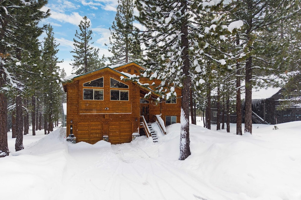 Cabin Retreat w/ Hot Tub & Fireplace - Near Northstar and Downtown Truckee
