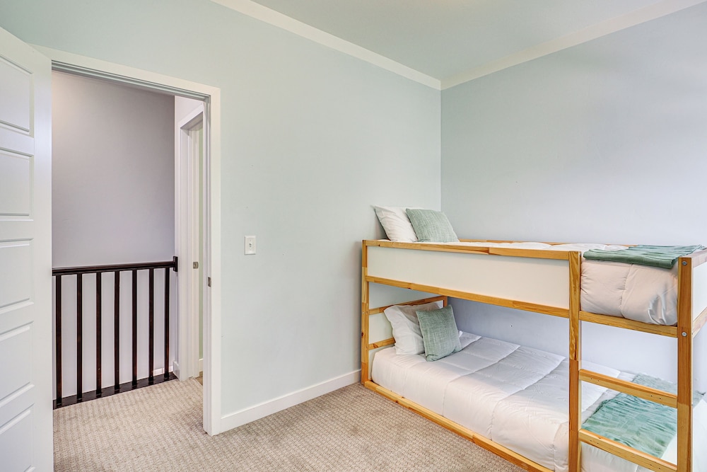 4 Mi to The District: Family Home w/ Tennis Access