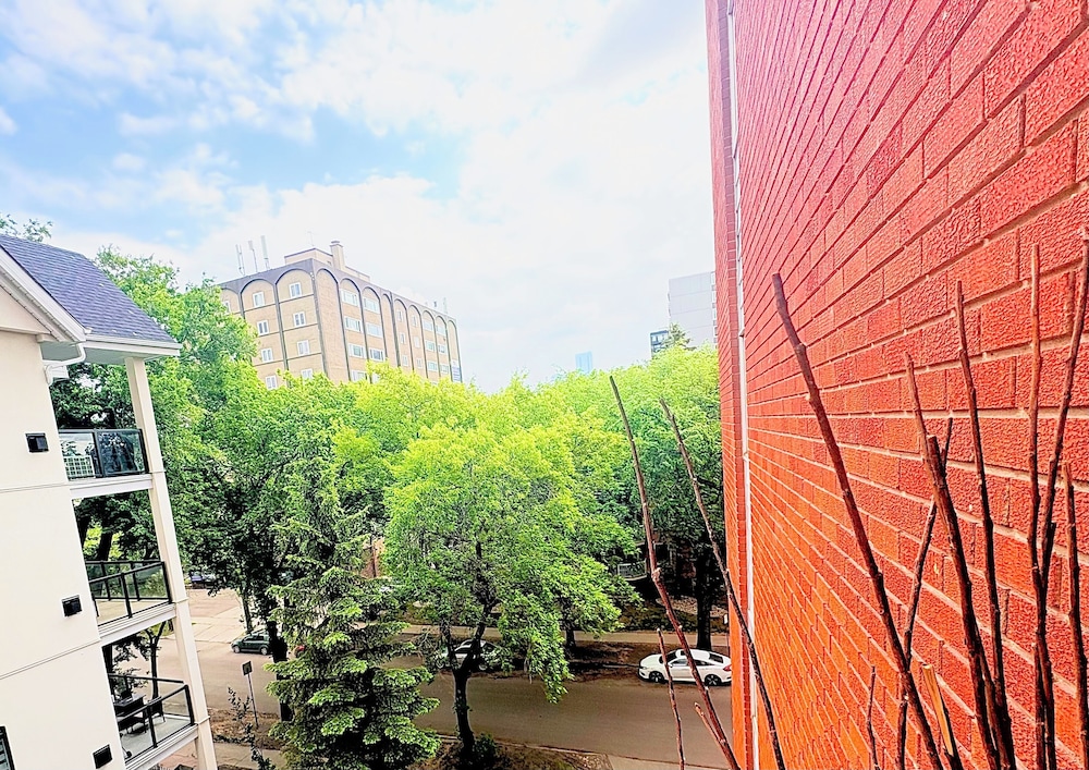 Stylish Downtown Condo near Rogers Place | Parking, Gym, Balcony & Kitchen
