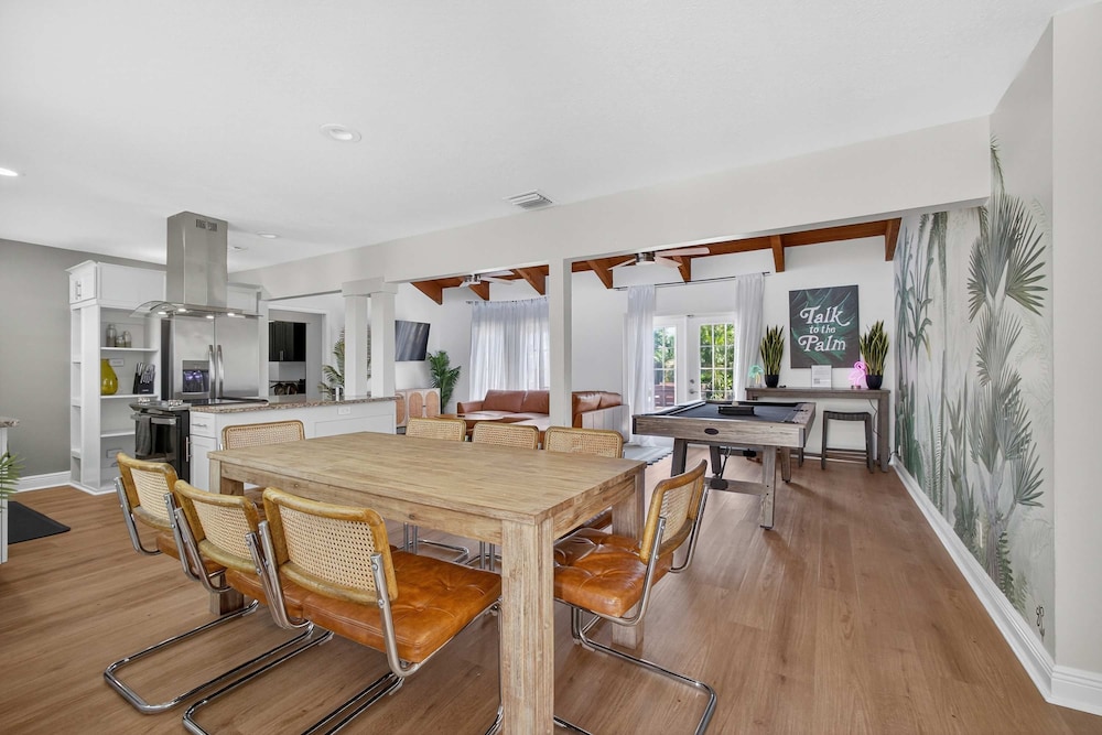 Luxury Meets Paradise Family-friendly 4BR w Pool