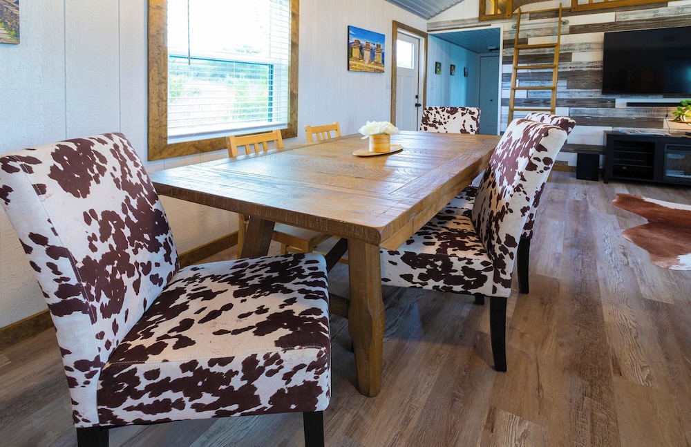Shady Grove Tranquil Hill Country Cabin for 8 Near Pedernales Falls