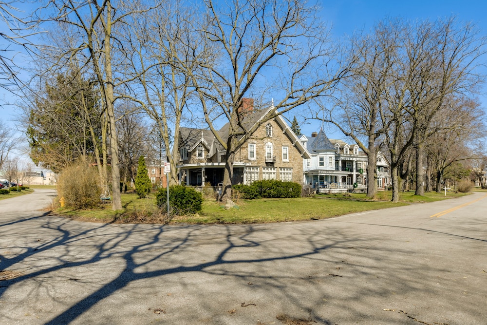 Cozy Niagara Falls Cottage w/ Gas Grill + Patio!