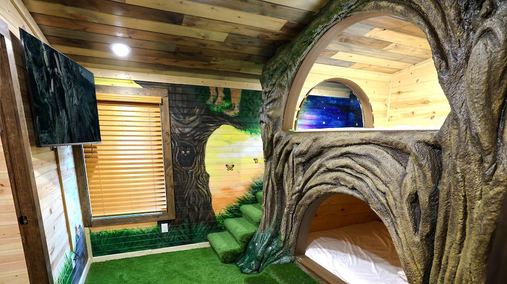 Gandalf s Getaway Indoor Pool Theater Arcade Firepit Book Now