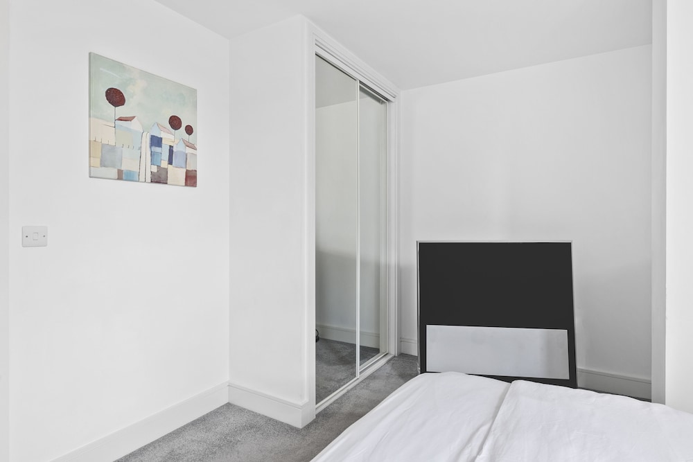Luxurious 2 Bedroom Apartment With Free Parking