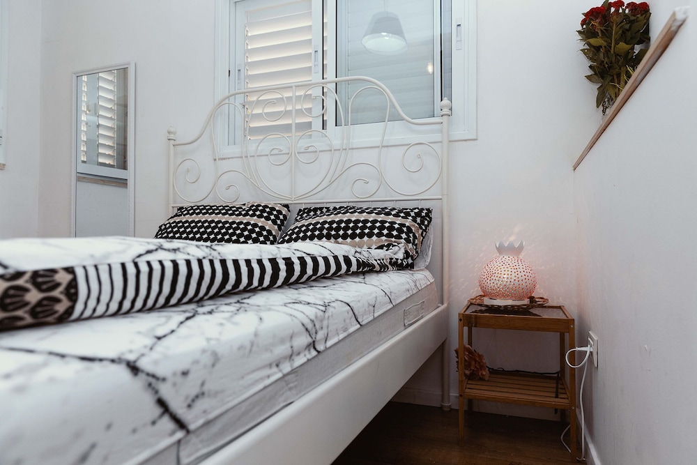 2Rooms Perfect Location 1Min to Beach
