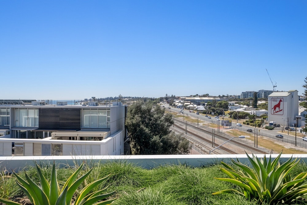Stylish 2-bed Unit With Views & Rooftop Access
