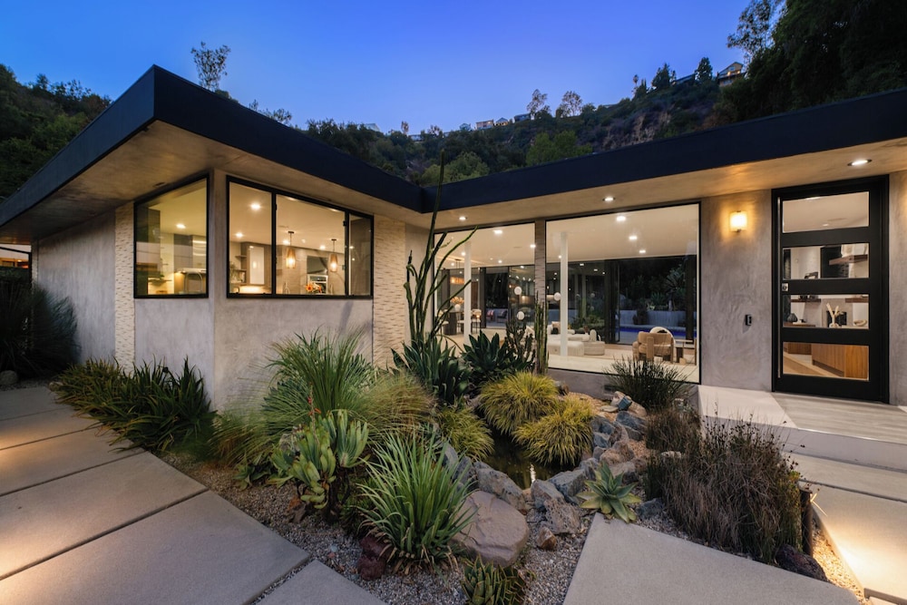 Valea Estate - Secluded Beverly Hills Retreat 1-acre Oasis