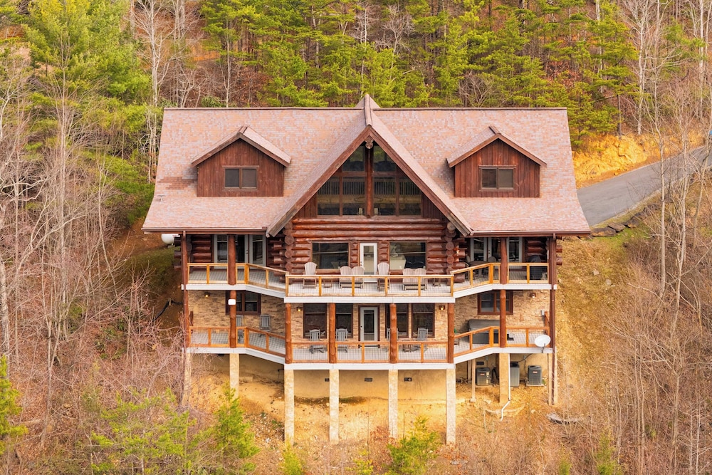 Luxury Cabin w Panoramic Views Firepit Game Room Pinnacle Chalet