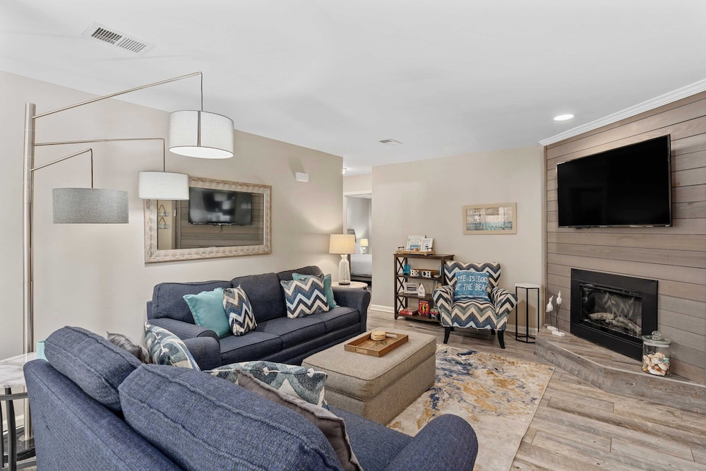 PCB Group-friendly Duplex w/ Pool, Backyard Lounge & 2 Kitchens