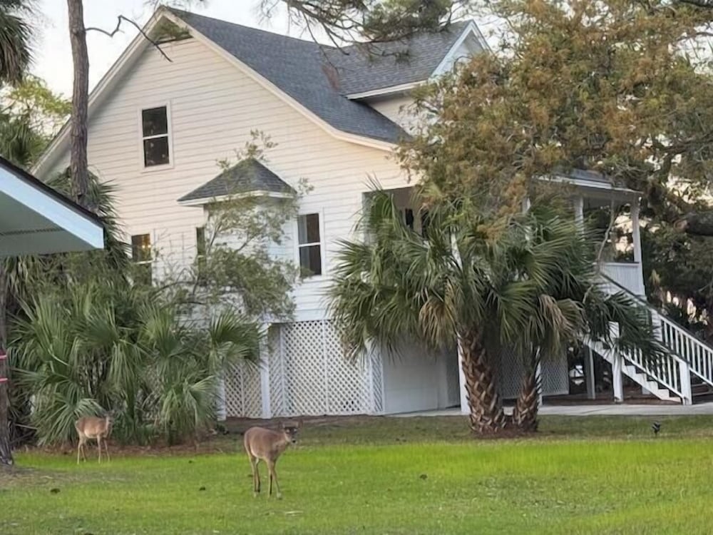 Beautifully Appointed 3-bed, 2.5-bath Home, Great Location Near Beach & Club