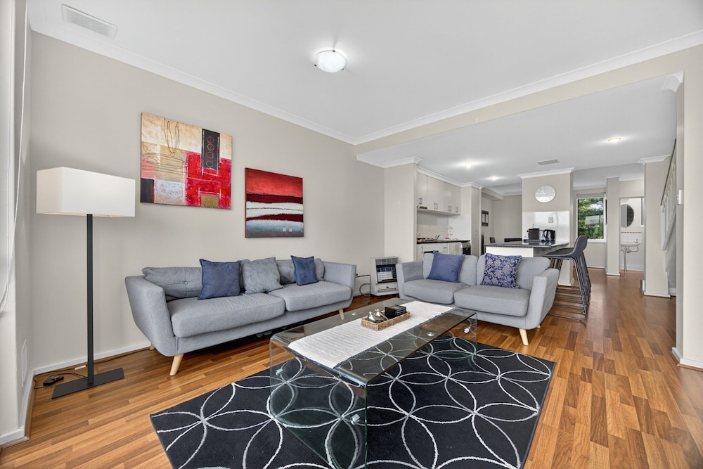Serene 2-bed Apartment by the Canal