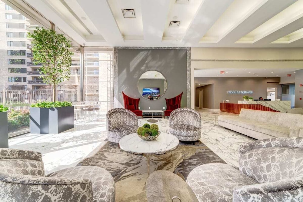Crystal City Modern Apt w Gym