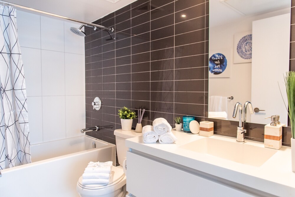 QuickStay - Premium 2-Bedroom with CN Tower & Lake Views