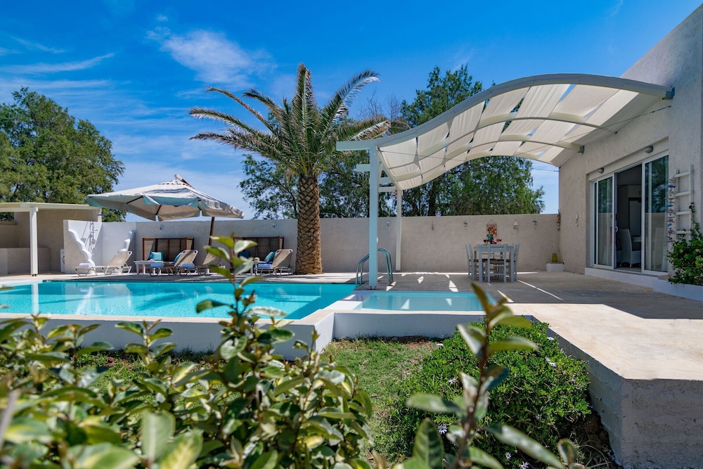 Almirikia Villa
