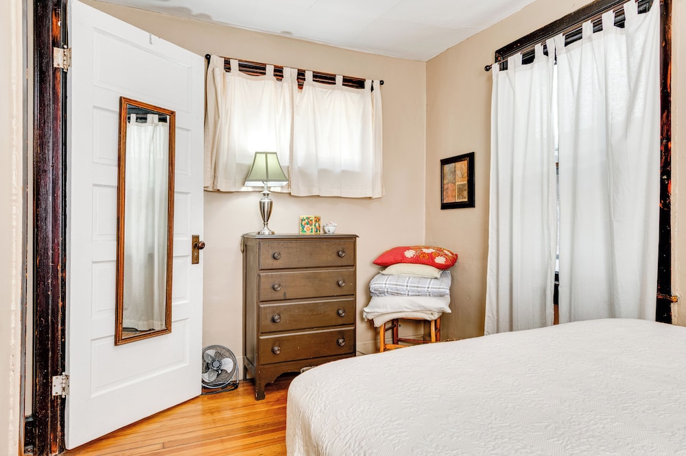 3 Mi to Dtwn Indy: 20th-century Apt w/ Fenced Yard