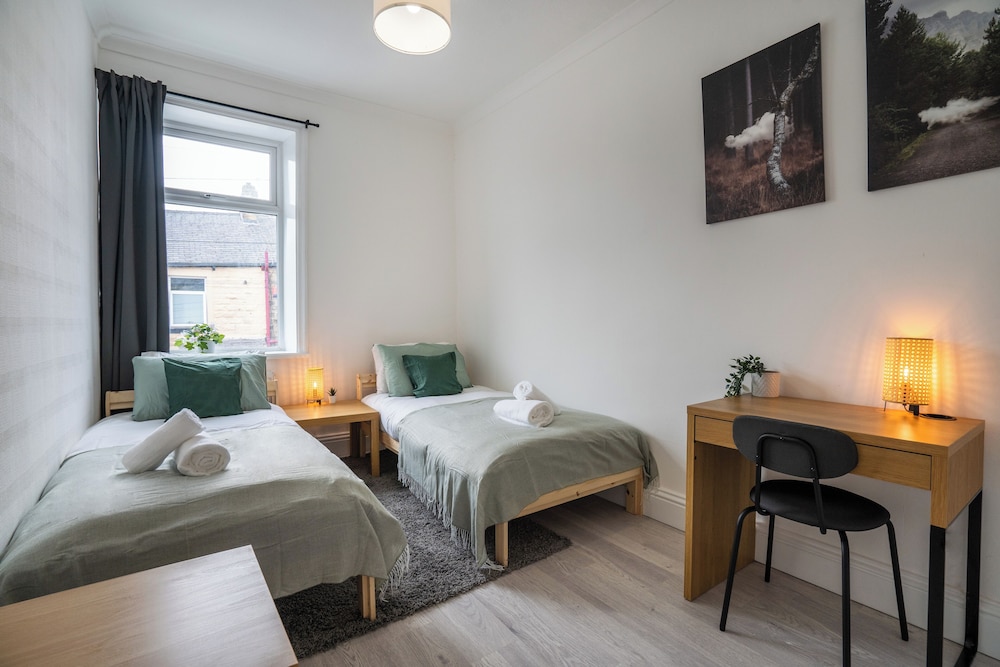 Isimi Burnley 3 Bedroom Modern House, Free Parking view 3