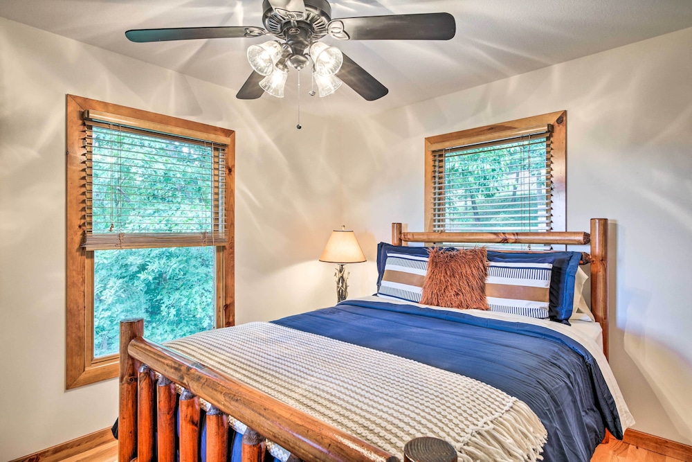 Spacious Murphy Chalet w/ Hot Tub: Mtn Views! view 4