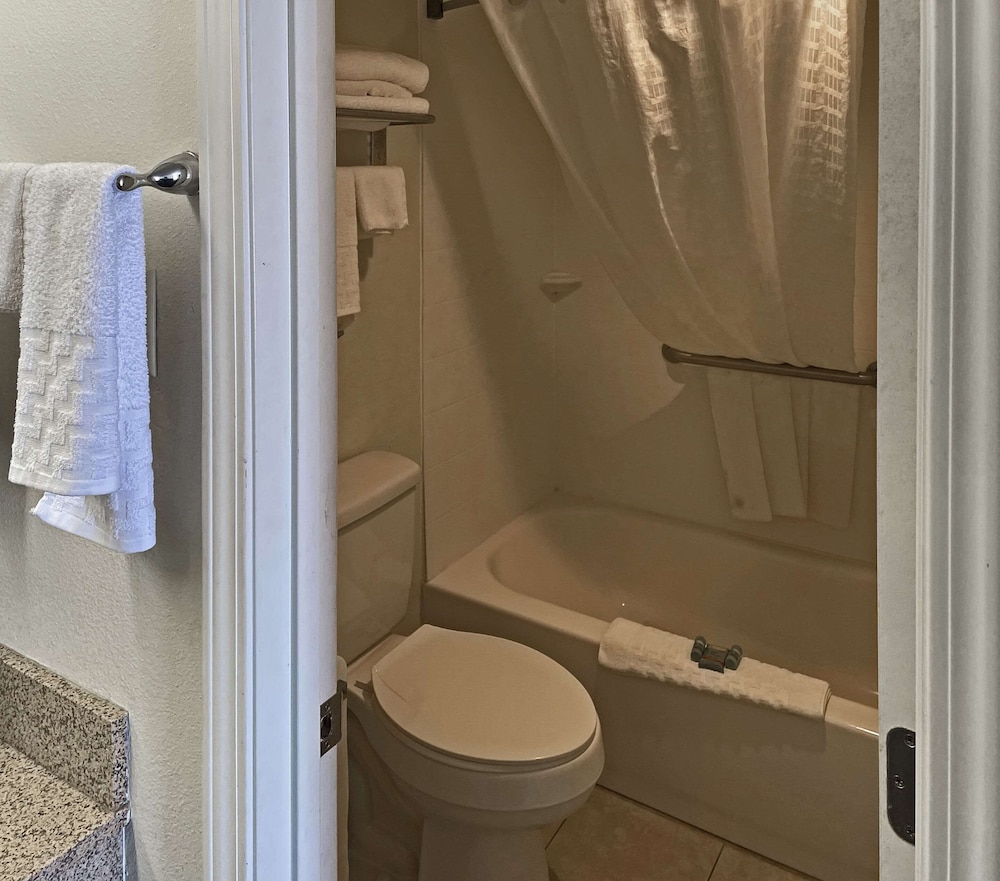 Quality Inn Clinton North