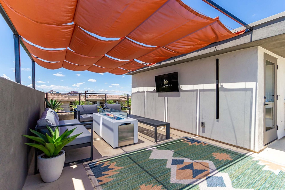 Papago Lux Townhouse 4level Oasis w Rooftop Lounge