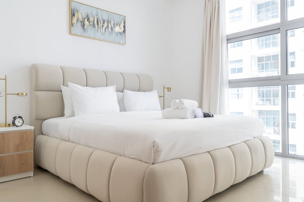 Gorgeous 1 Bedroom in DEC Tower With Marina Views