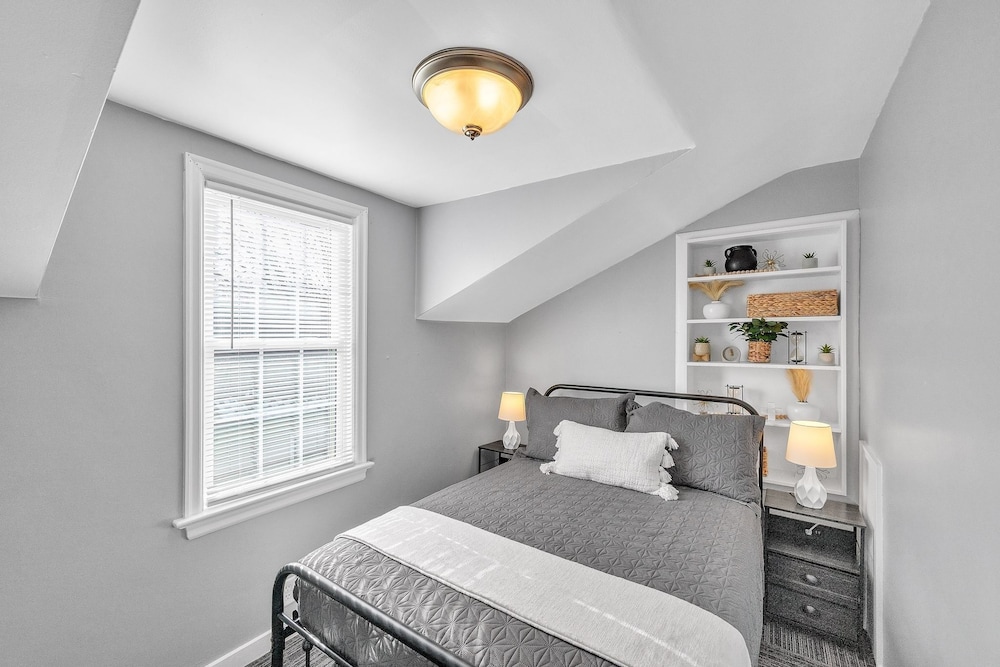 The Loft 3BR Apartment with Scenic Deck