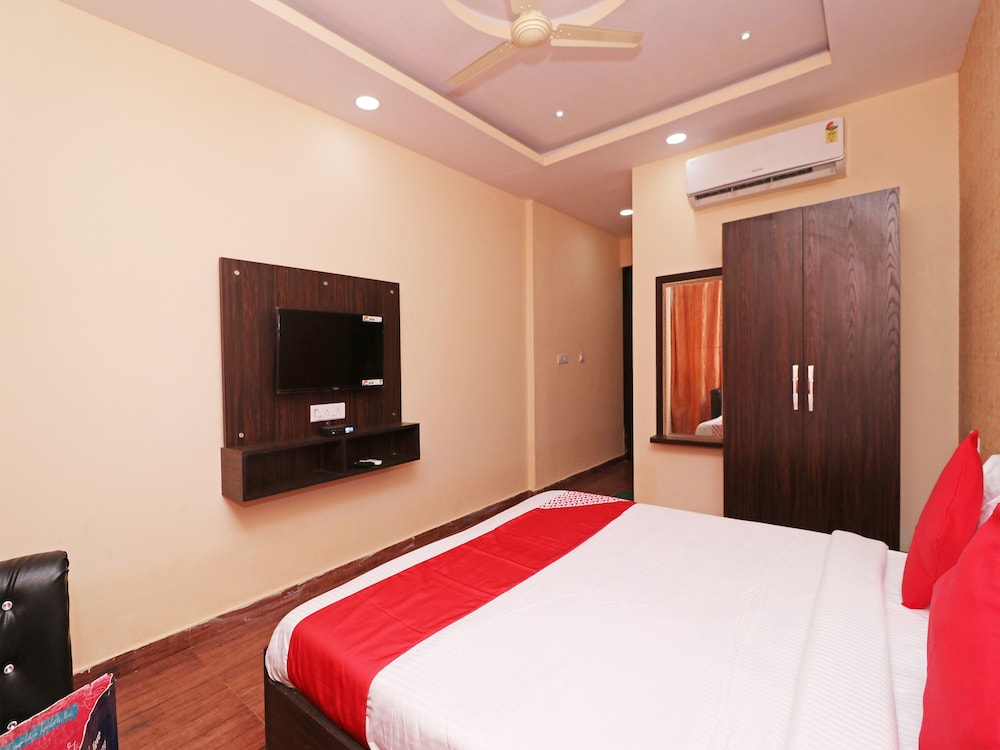 OYO 13483 Hotel Aradhya's
