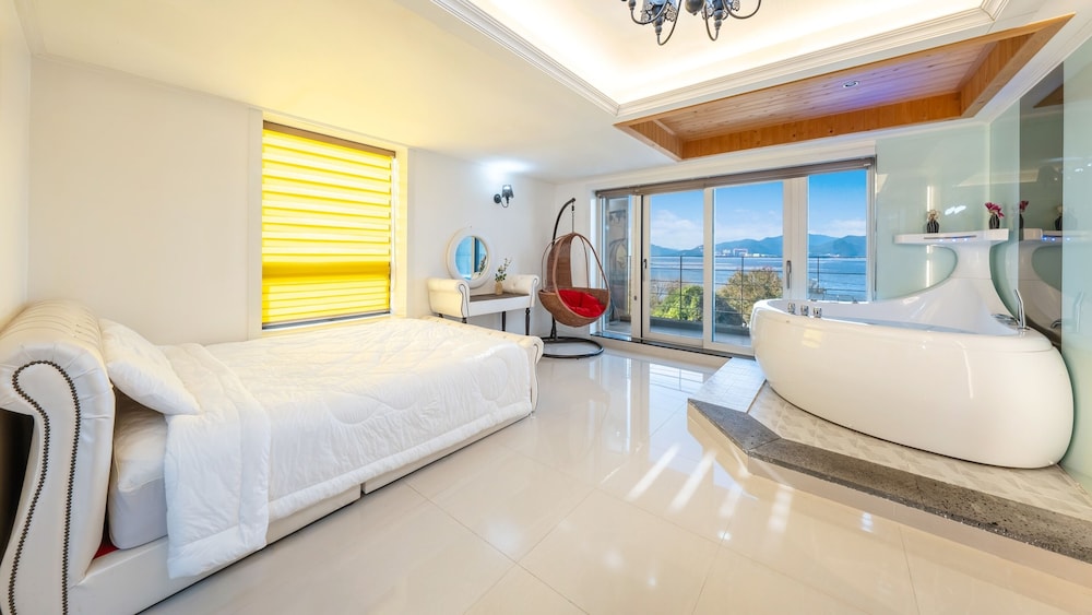 Geoje Ahat Spa Pension
