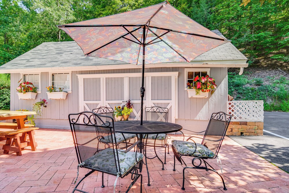 Creekside Milford Studio w/ Gas Grill + Mtn Views!