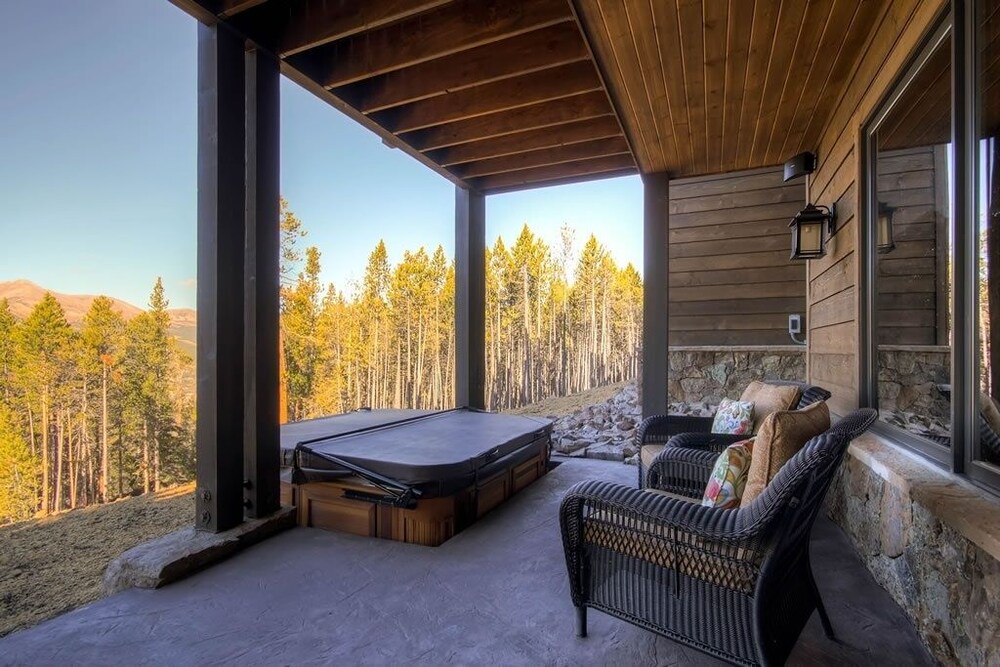 Three Sisters Lookout 5 Bedroom Home