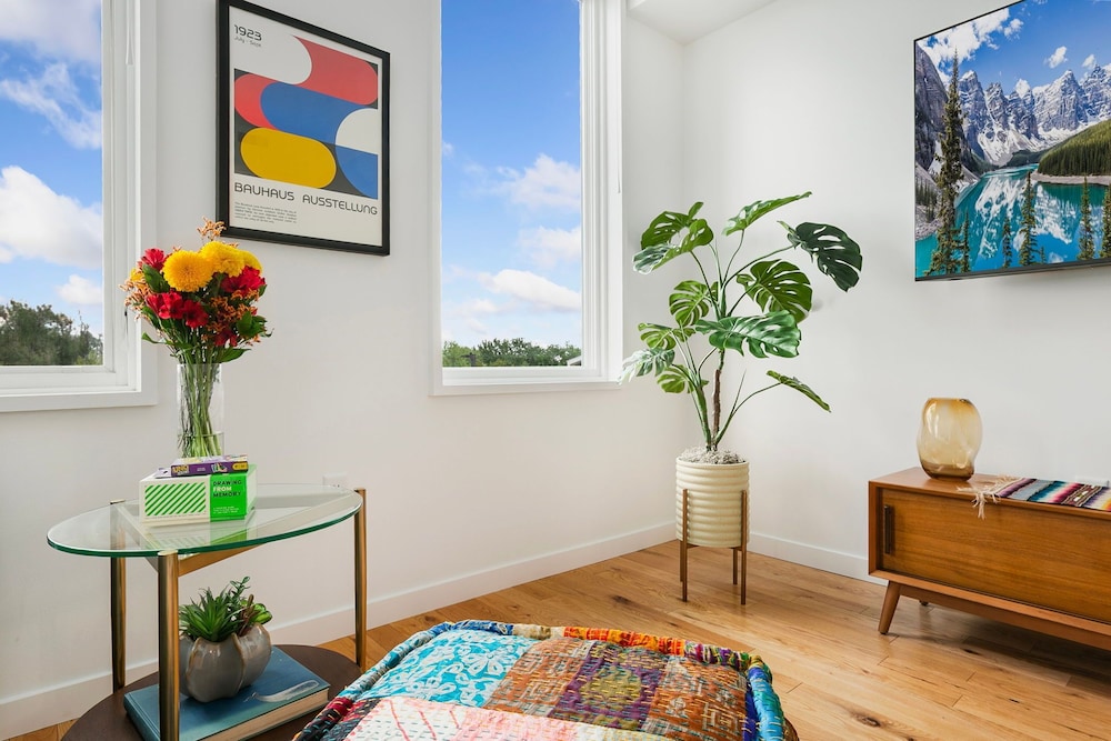 The Overlook - Luxe Old Town Condo w/ King Suite