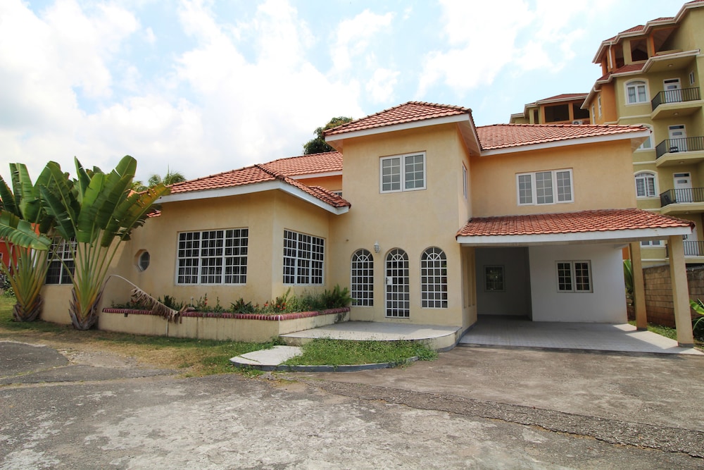 Hotel Belleh23 Kingston Creative Guesthouse - Image 1