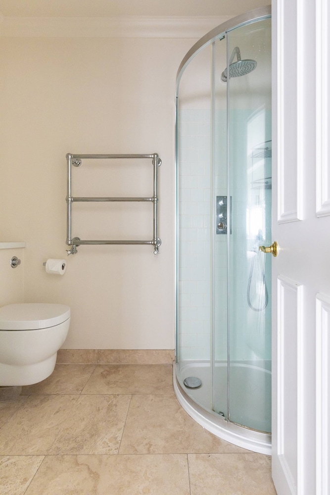 Warwick Gardens II by Onefinestay
