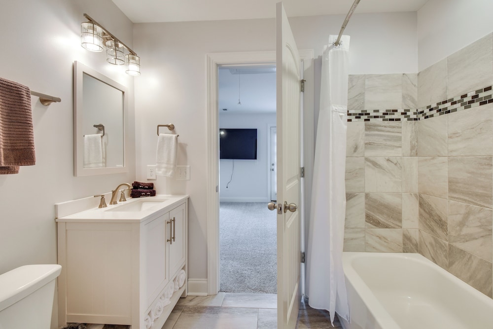 Walk to Shops & Dining: Downtown Condo in Helen
