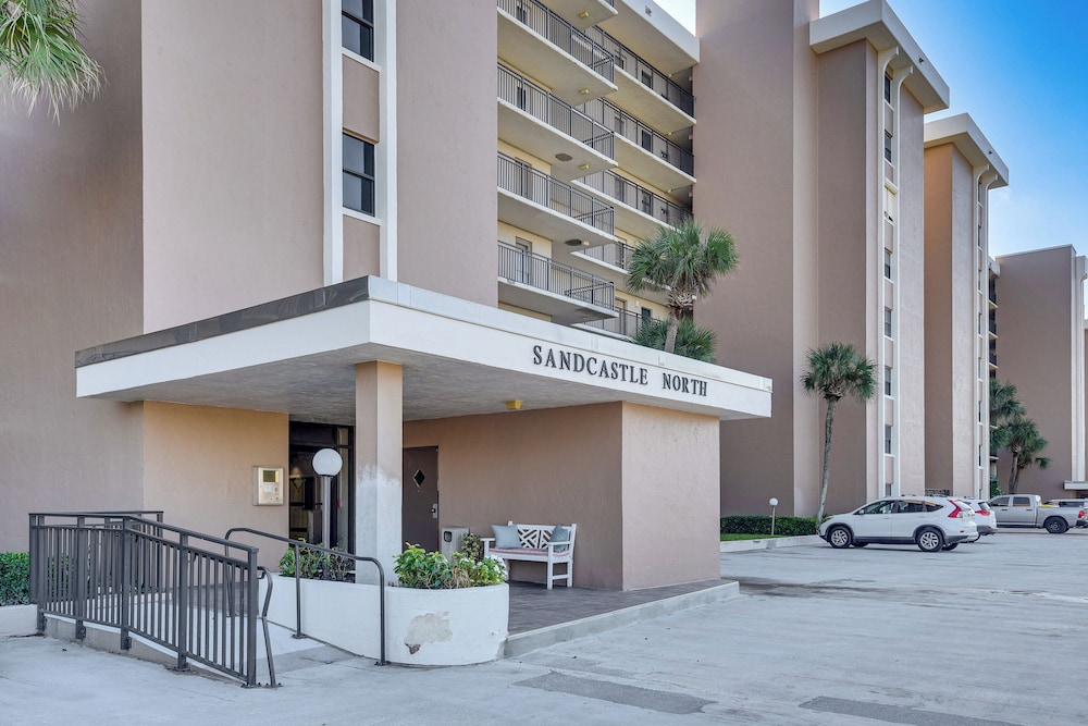 Beachfront Condo w/ Pool Access in Ponce Inlet