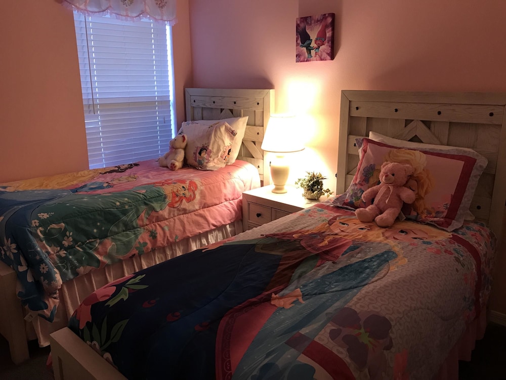4BR 3BA Home in Emerald Island Resort by CV-8540