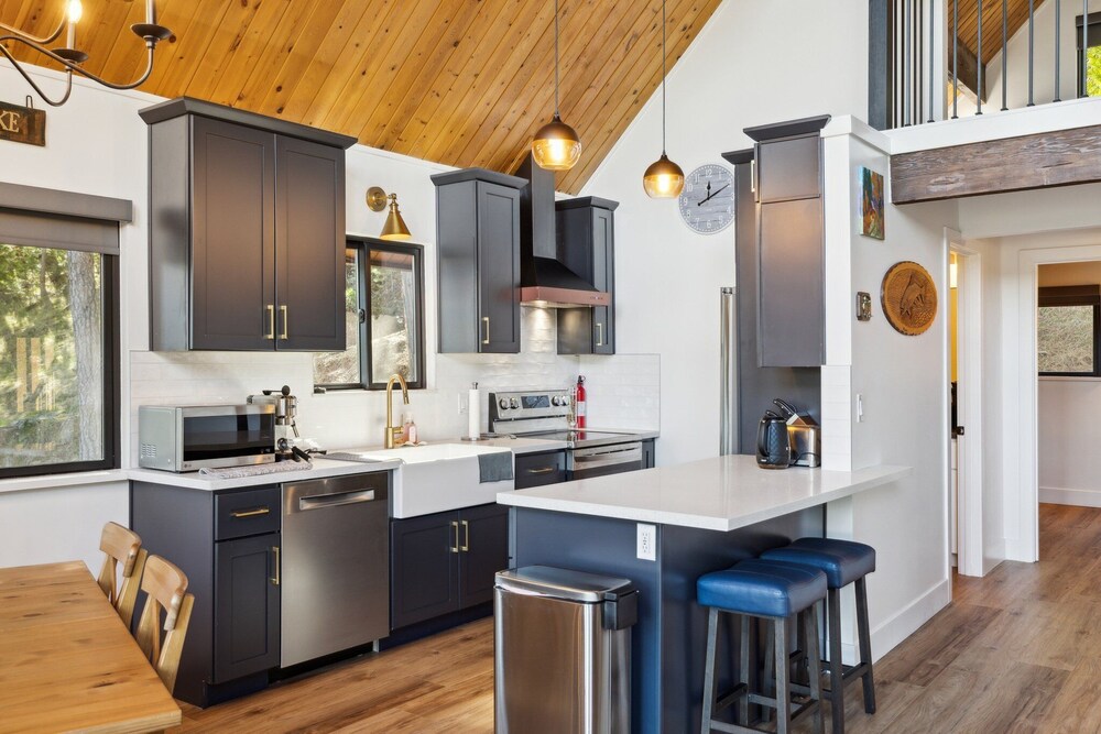 Golden Peak Cabin 3 Bedroom Home by Yosemite Region Resorts