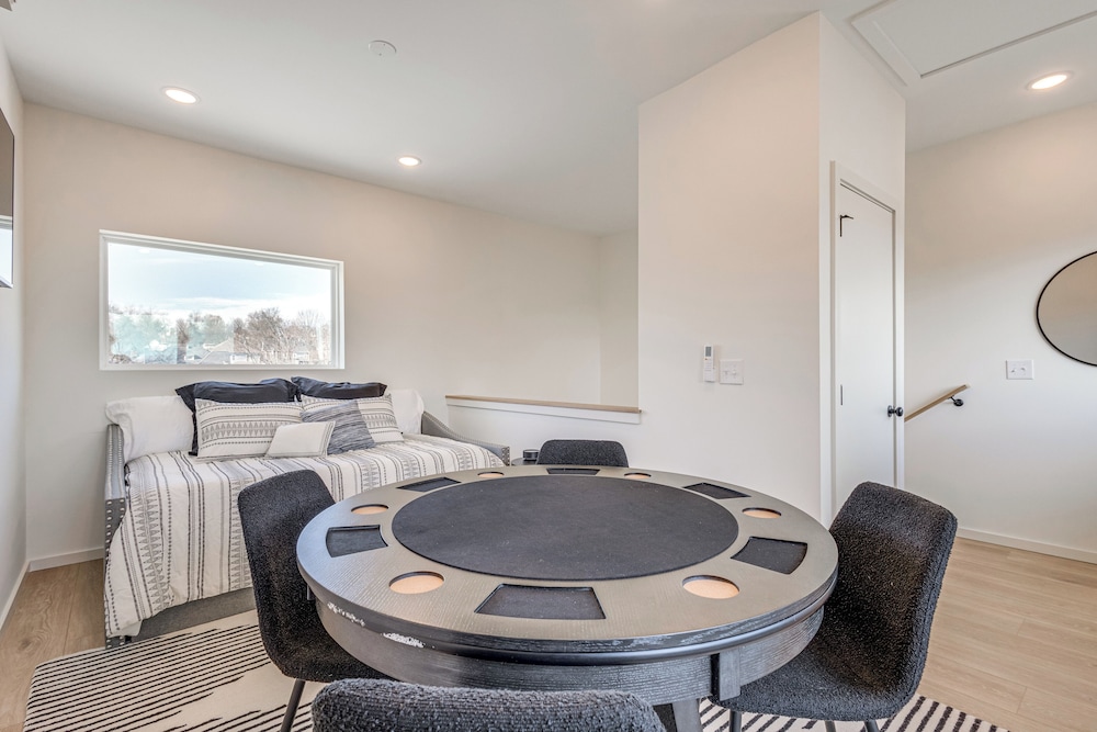 < 2 Mi to Dtwn: Modern Townhome in Knoxville