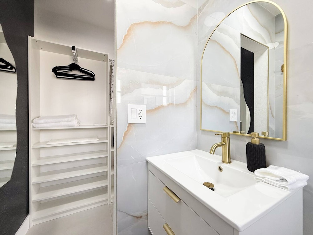 New Cozy Delux 1BR Near Hard Rock Stadium