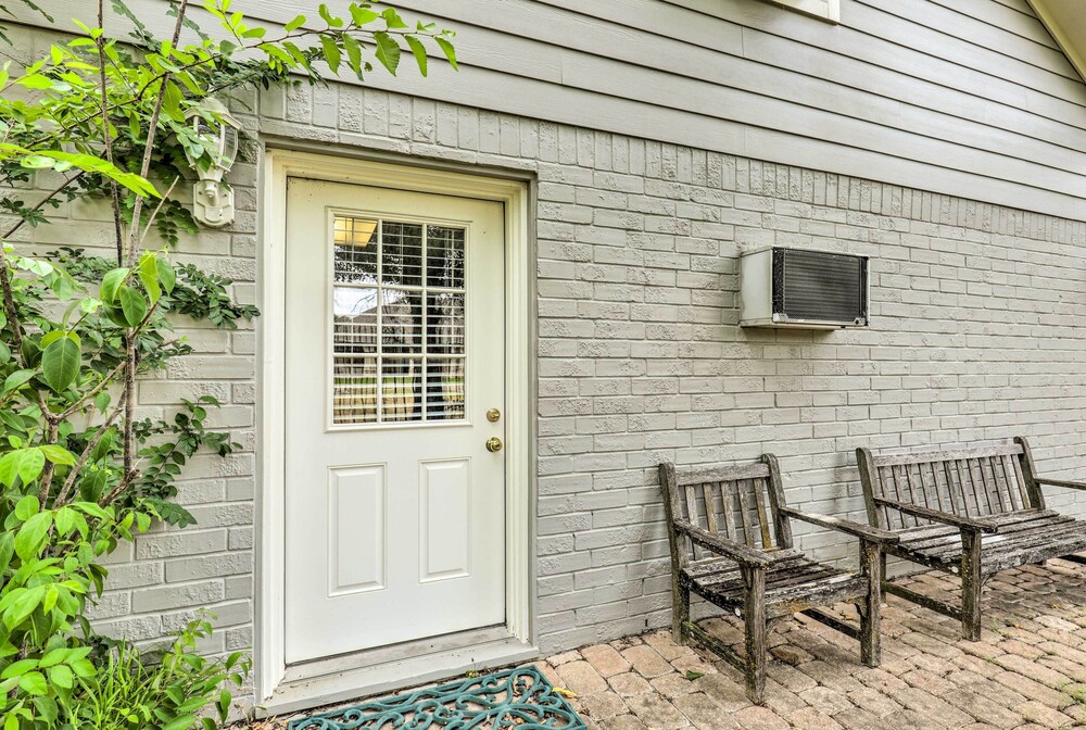 < 1 Mi to Kyle Field: Cozy Studio w/ Outdoor Space view 4