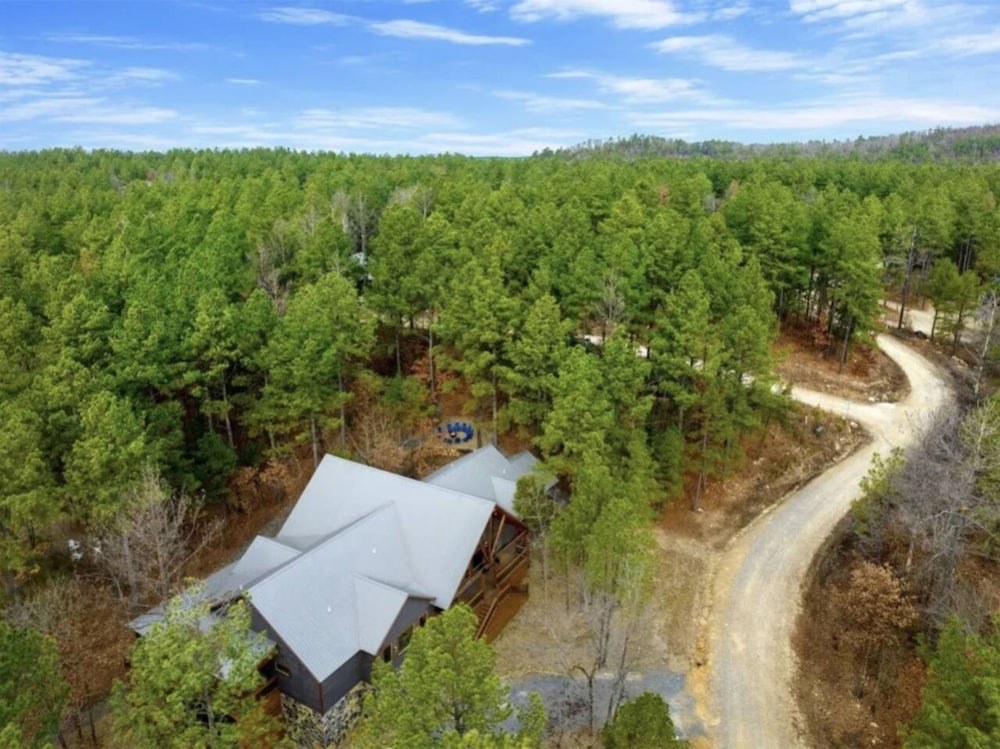 Whispering Winds Luxury Cabin in Hochatown