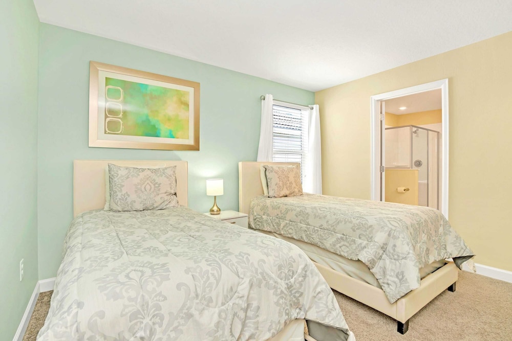 Upstay: Spacious Championsgate Home w Pool & Games