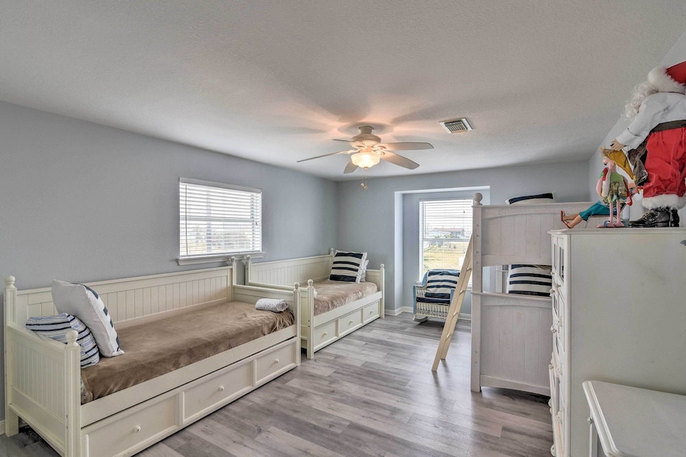Oceanfront Galveston Home - Walk to Beach! view 4