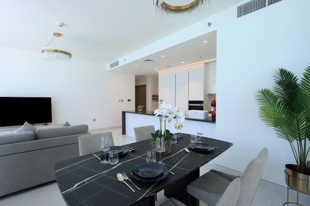 Panoramic 2BR at District One