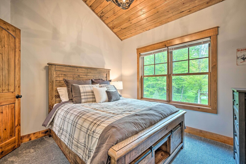 Elegant Mtn Chalet w/ Deck: 1 Mi to Mt Snow! view 5