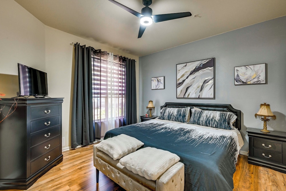 4 Mi to Clearwater Beach: Apt w/ Community Pool!