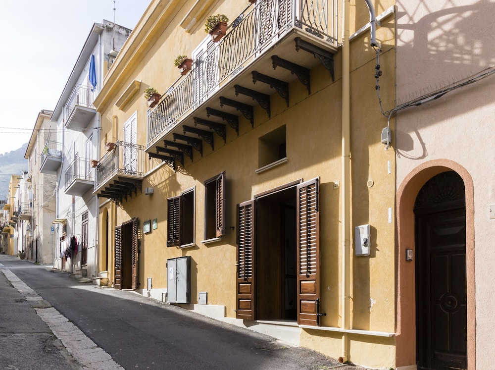 LE Magnolie in Castellammare del Golfo