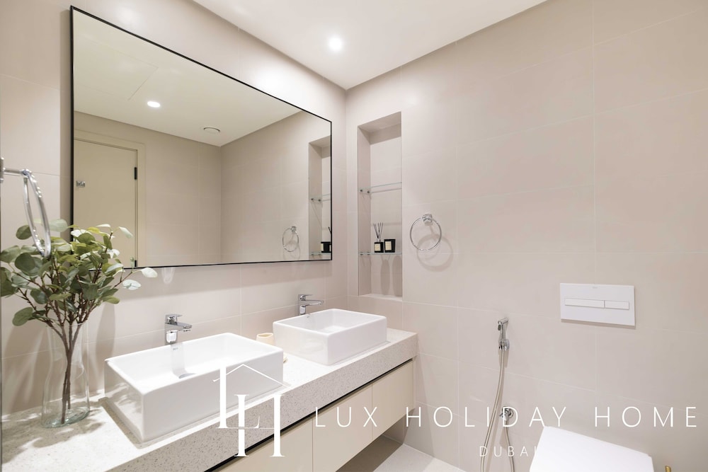 LUX The Marina Vista Beachfront Suite
