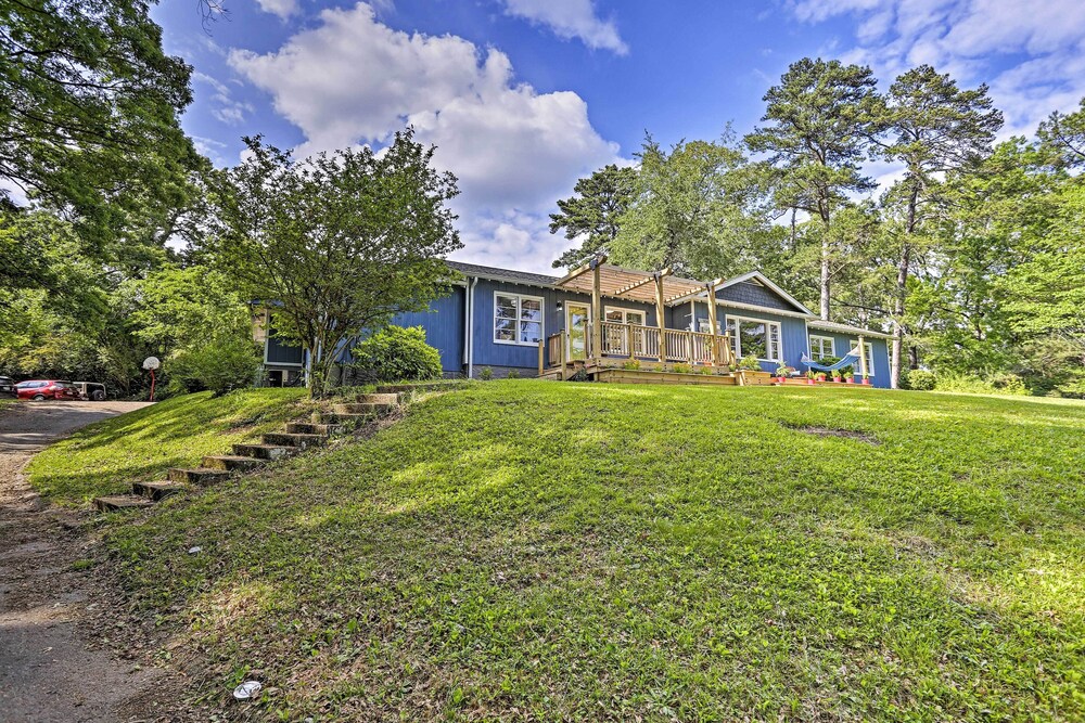 Family-friendly Escape ~ 6 Mi to City Center!