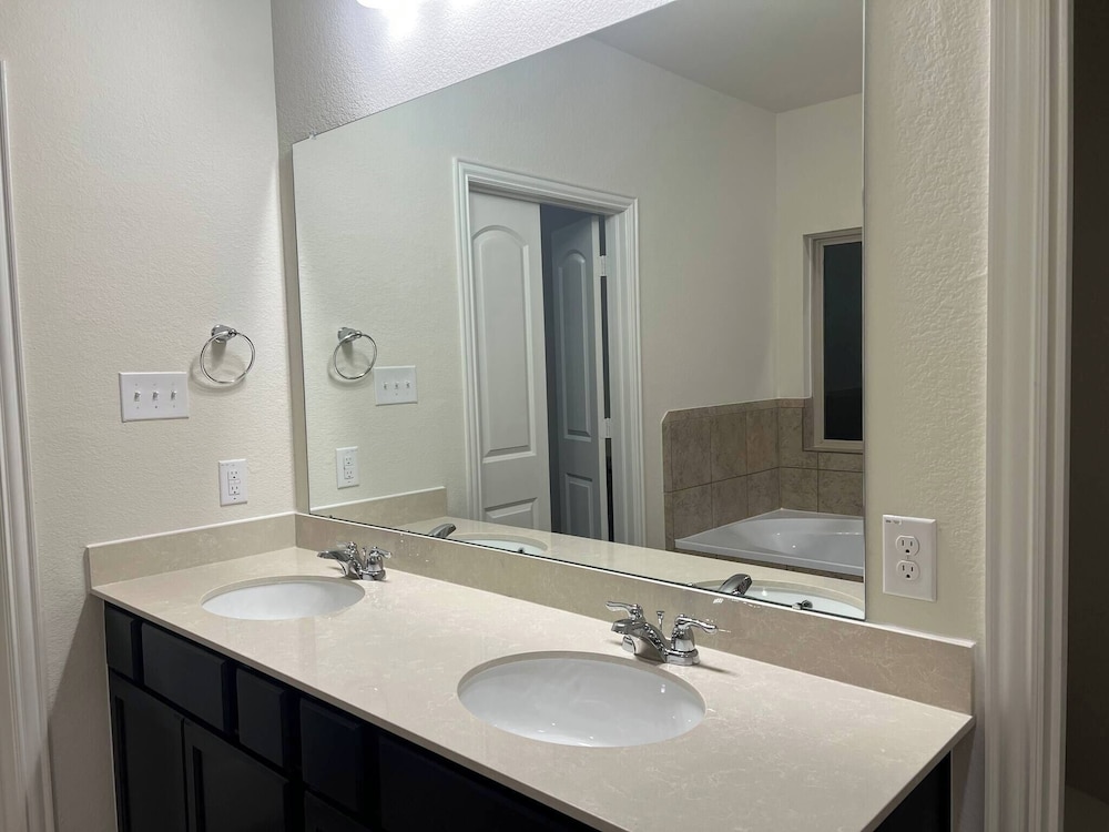 Balmoral Lakeside 5br 4ba House